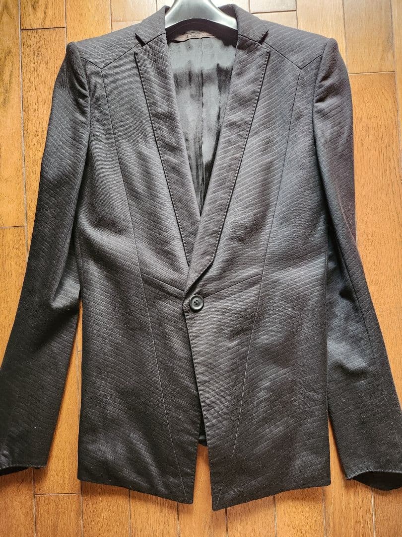 prism; JULIUS 黒 ストライプ織り柄スリムフィットスーツ　サイズ1