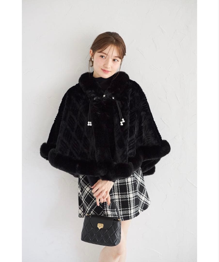 【新品未使用、タグ付き】フェイクファーパール装飾ポンチョ　ブラック