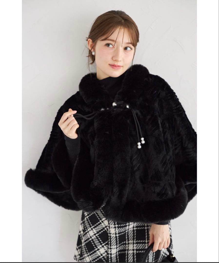 【新品未使用、タグ付き】フェイクファーパール装飾ポンチョ　ブラック