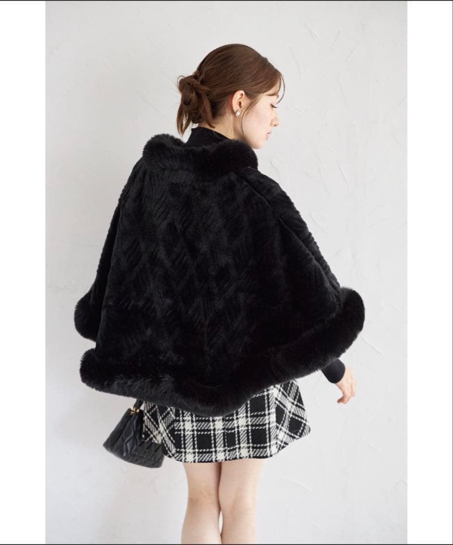 【新品未使用、タグ付き】フェイクファーパール装飾ポンチョ　ブラック