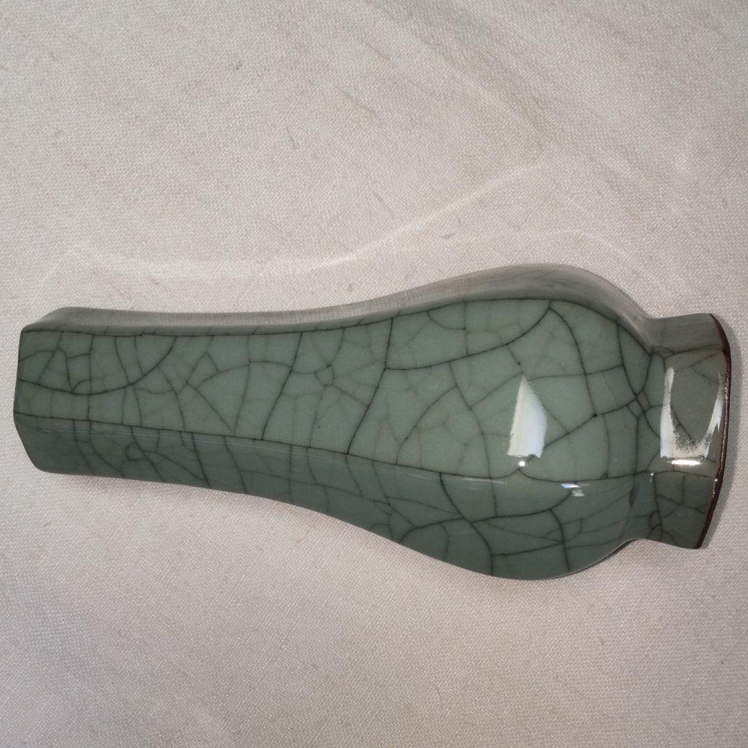 南宋郊壇下官窯粉靑釉六方瓶。