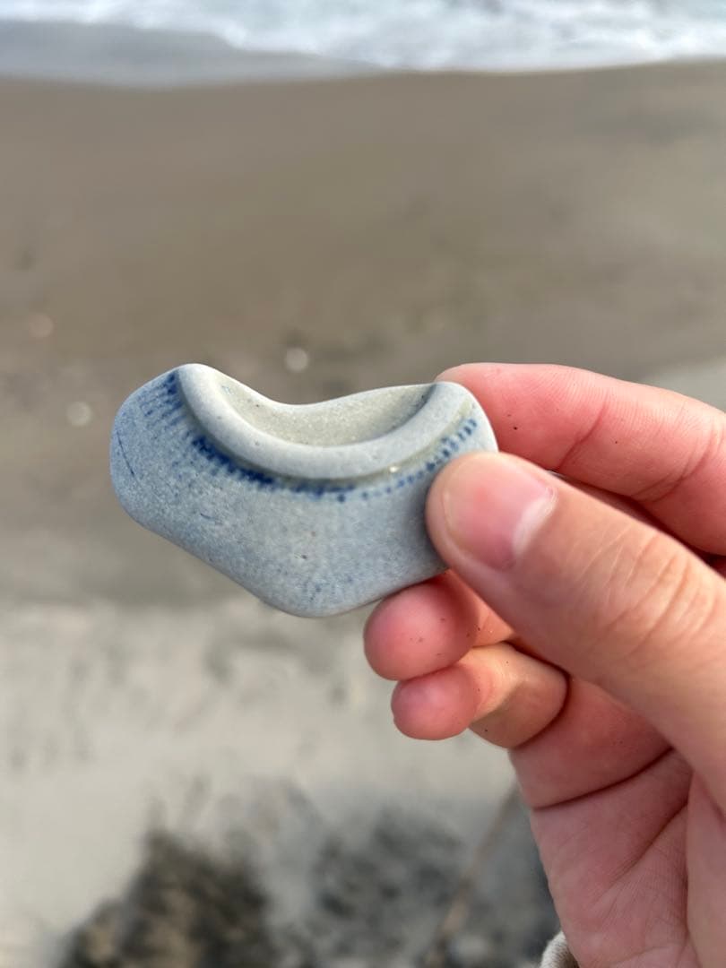 グレーの装飾石、青いライン付き