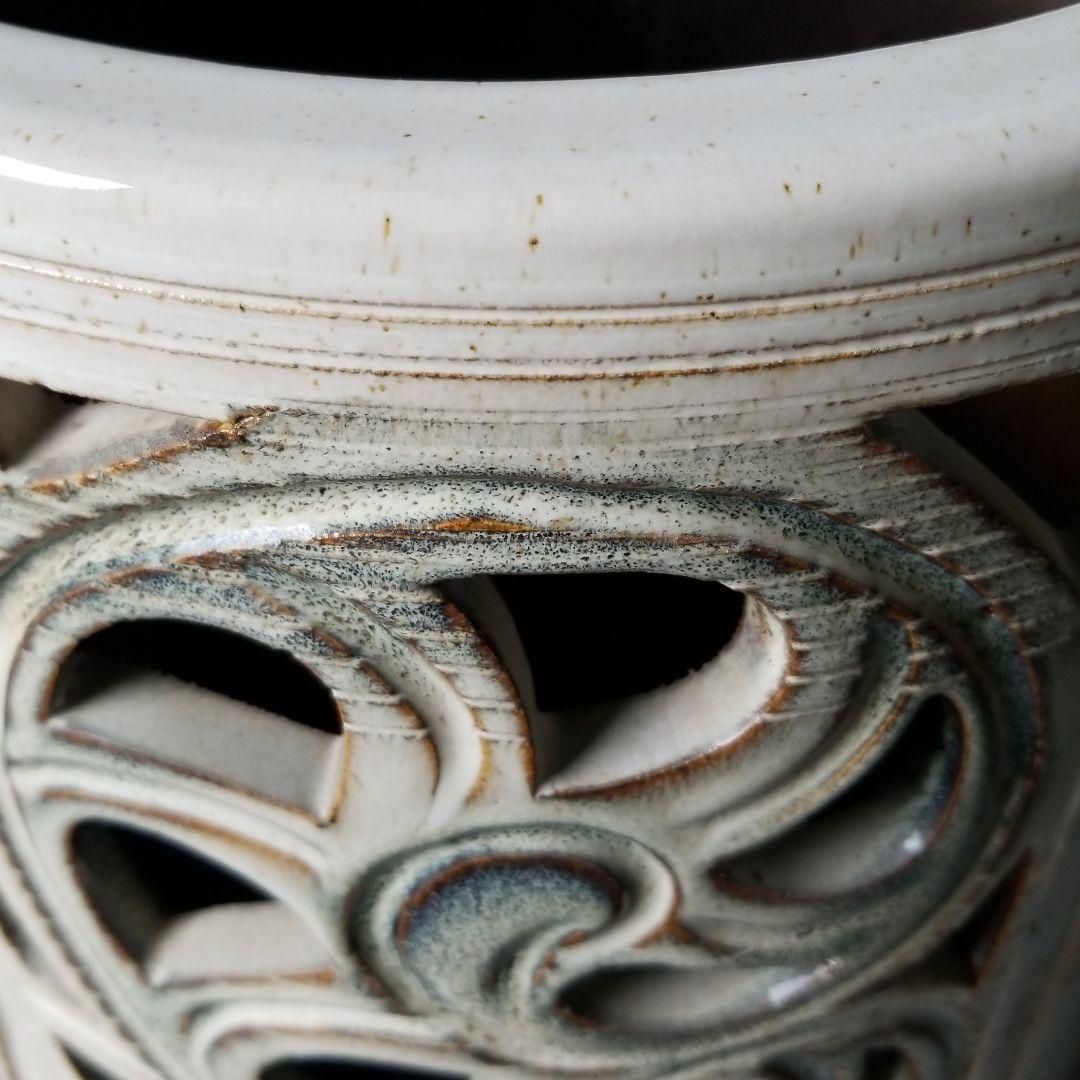 信楽焼傘立て  唐草縦彫り 高さ４６cm