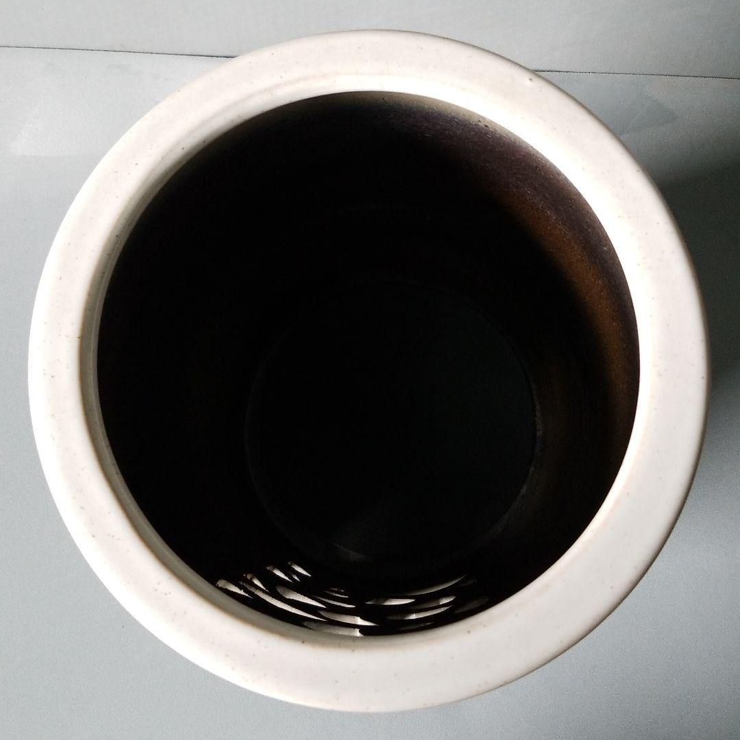 信楽焼傘立て  唐草縦彫り 高さ４６cm