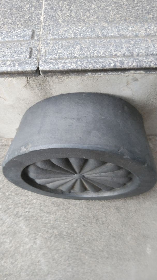 瓦 天皇家菊の16紋 本物です