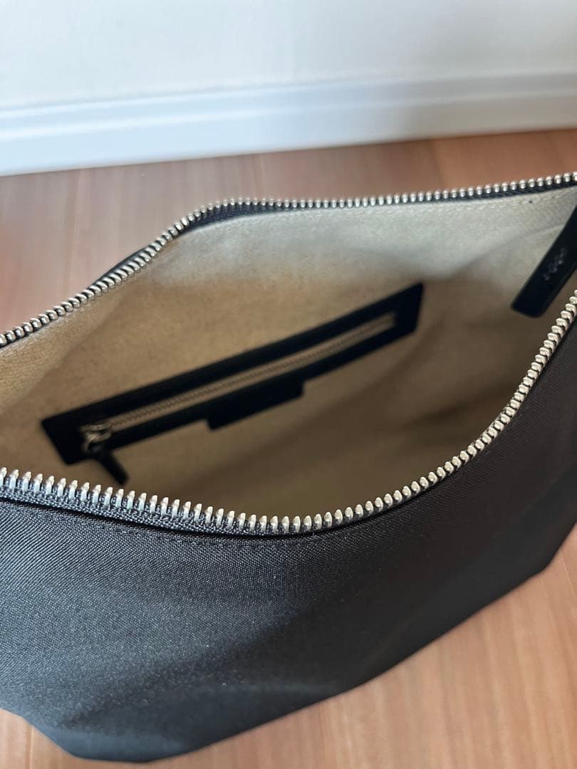 TOUT Y EST カノ トワル スモールバッグ　ブラック