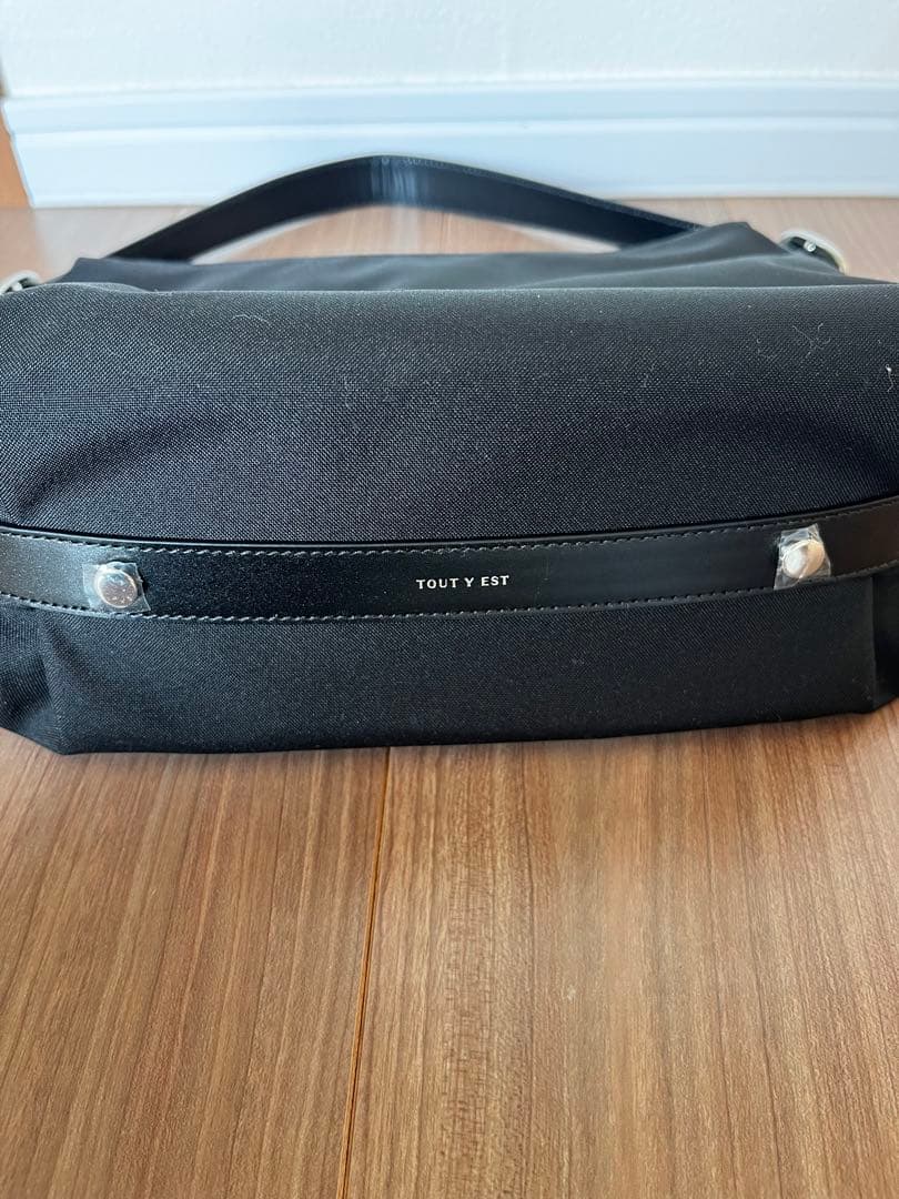 TOUT Y EST カノ トワル スモールバッグ　ブラック