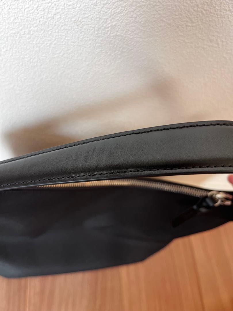 TOUT Y EST カノ トワル スモールバッグ　ブラック