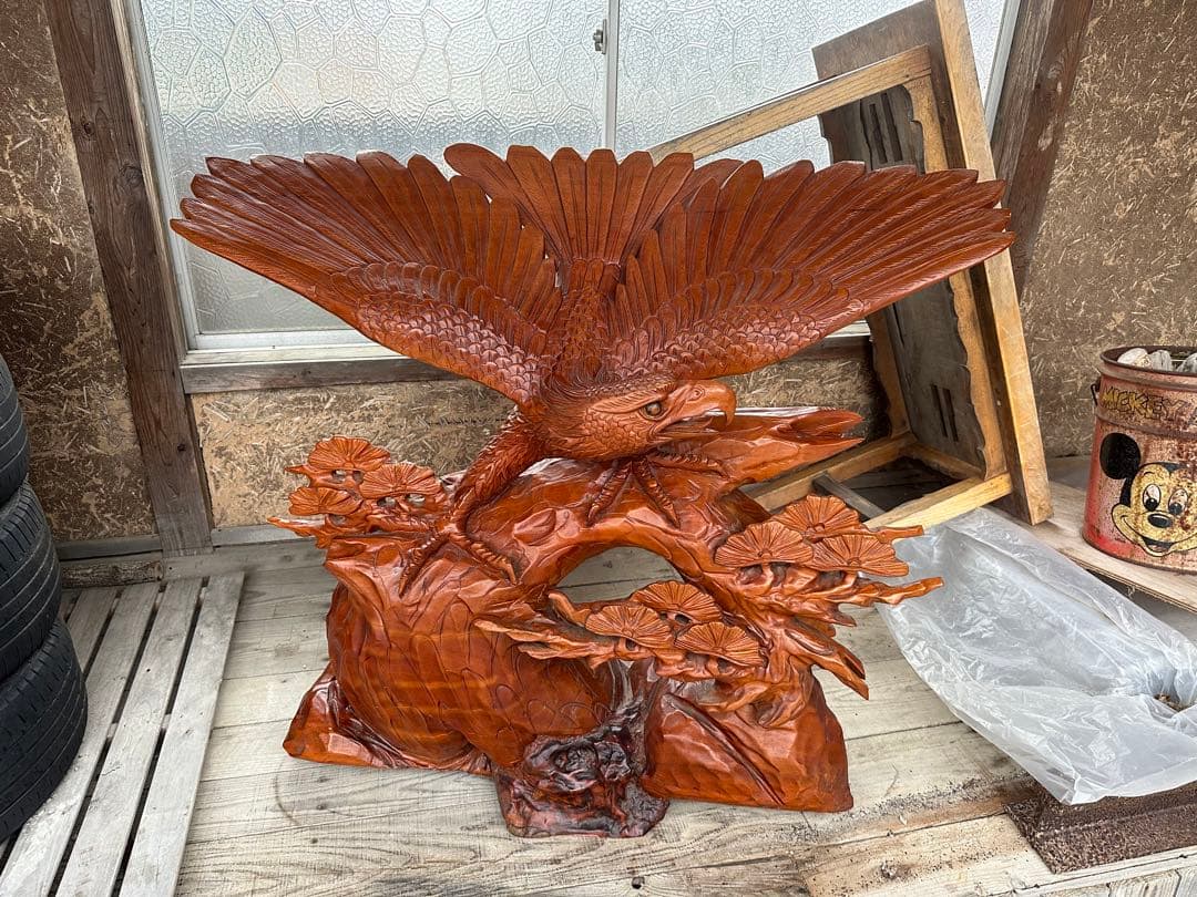 一刀彫り　鷹　置物 　一刀彫　光沢とデザインが綺麗な迫力がある逸品です。