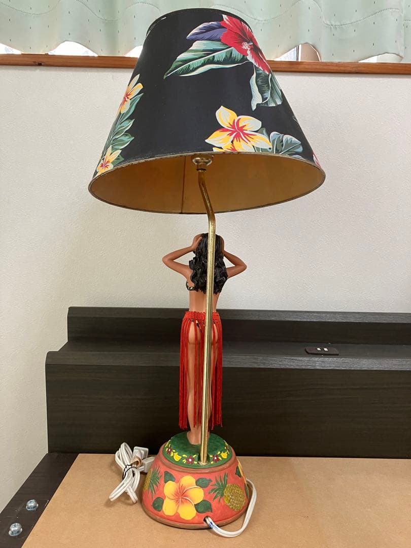 フラダンス女性像のランプ