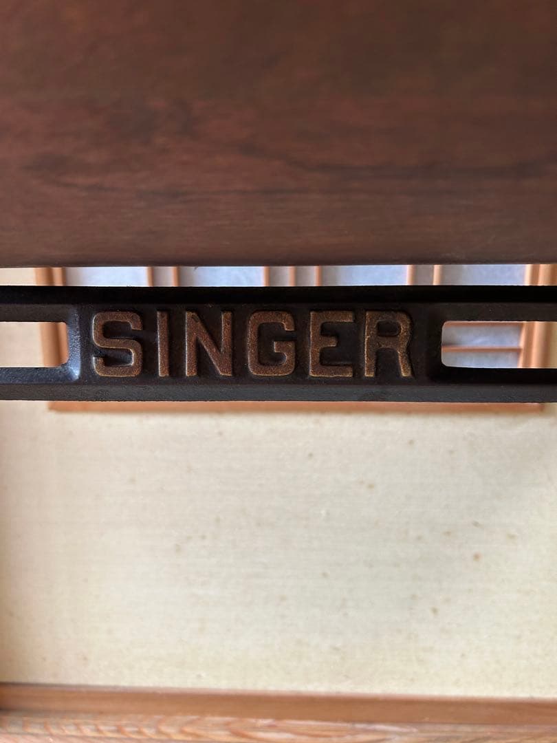 アンティークの足踏み式シンガーミシン(引き出し付きキャビネット型)