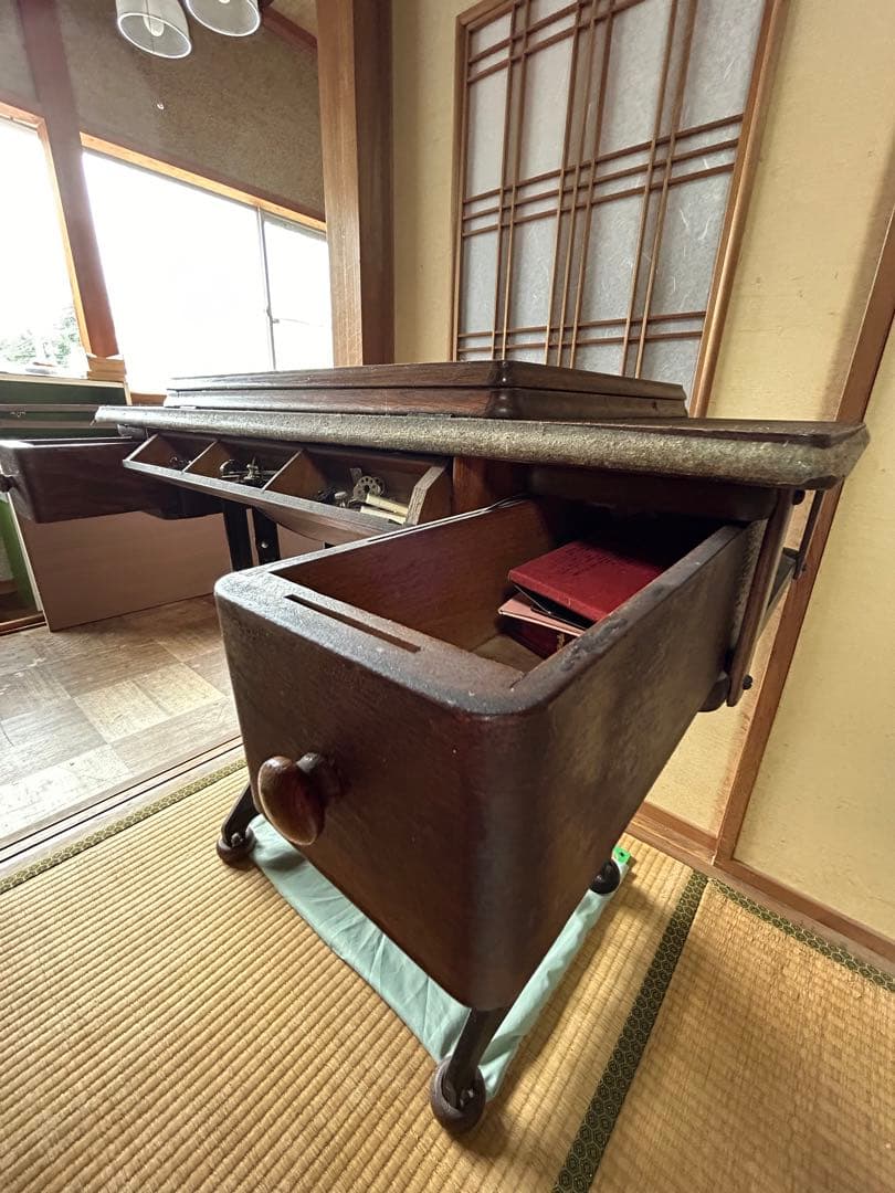 アンティークの足踏み式シンガーミシン(引き出し付きキャビネット型)