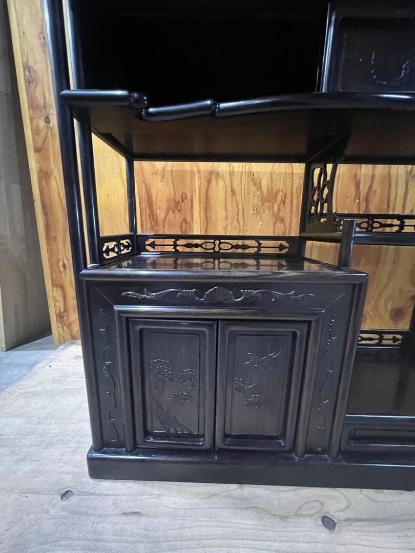 （13）【お引取り大歓迎】唐木家具 紫檀 茶箪笥 飾り棚 中国骨董 唐草透彫り