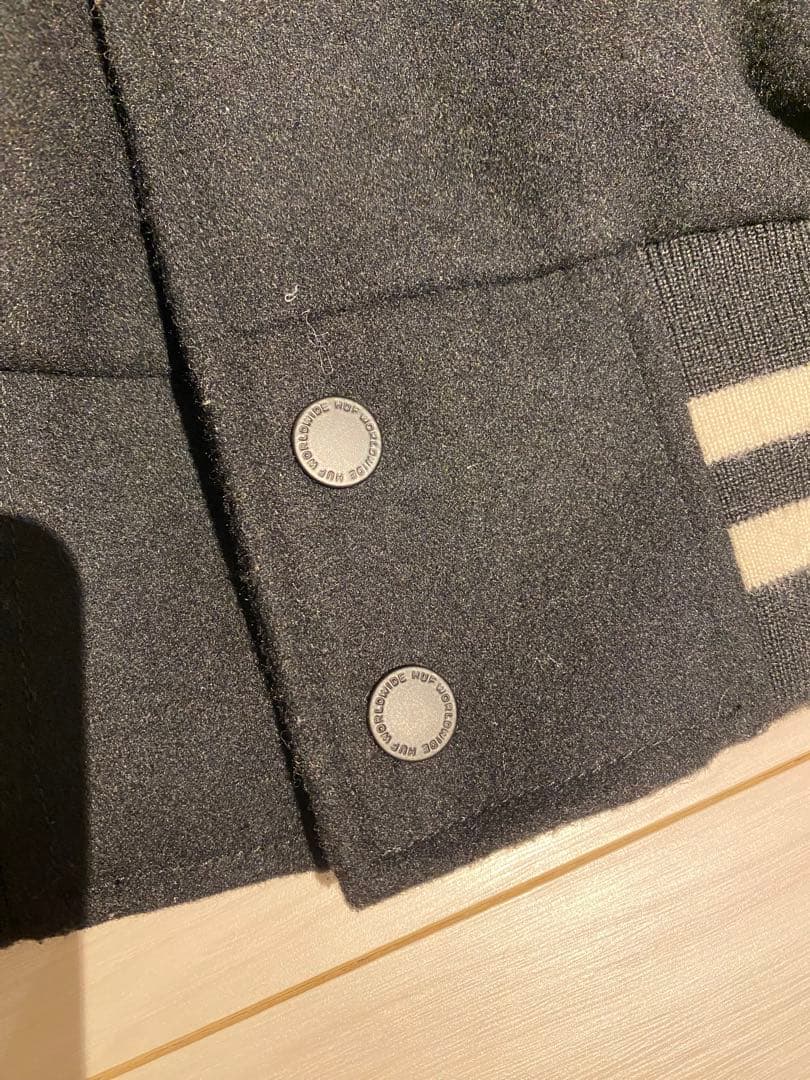 FR2 HUF パイルロゴ スタジャン L 袖レザー　ワールドワイド