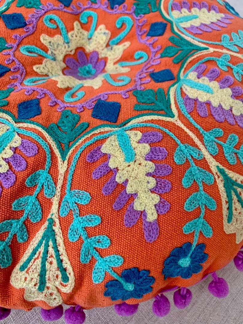 刺繍がきれいなクッション　❸ マカロン