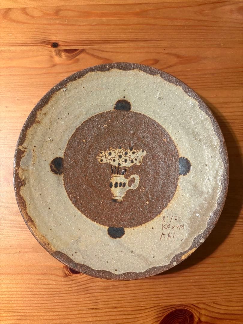 小泊良さん　やちむん　花瓶と花の絵柄の平皿