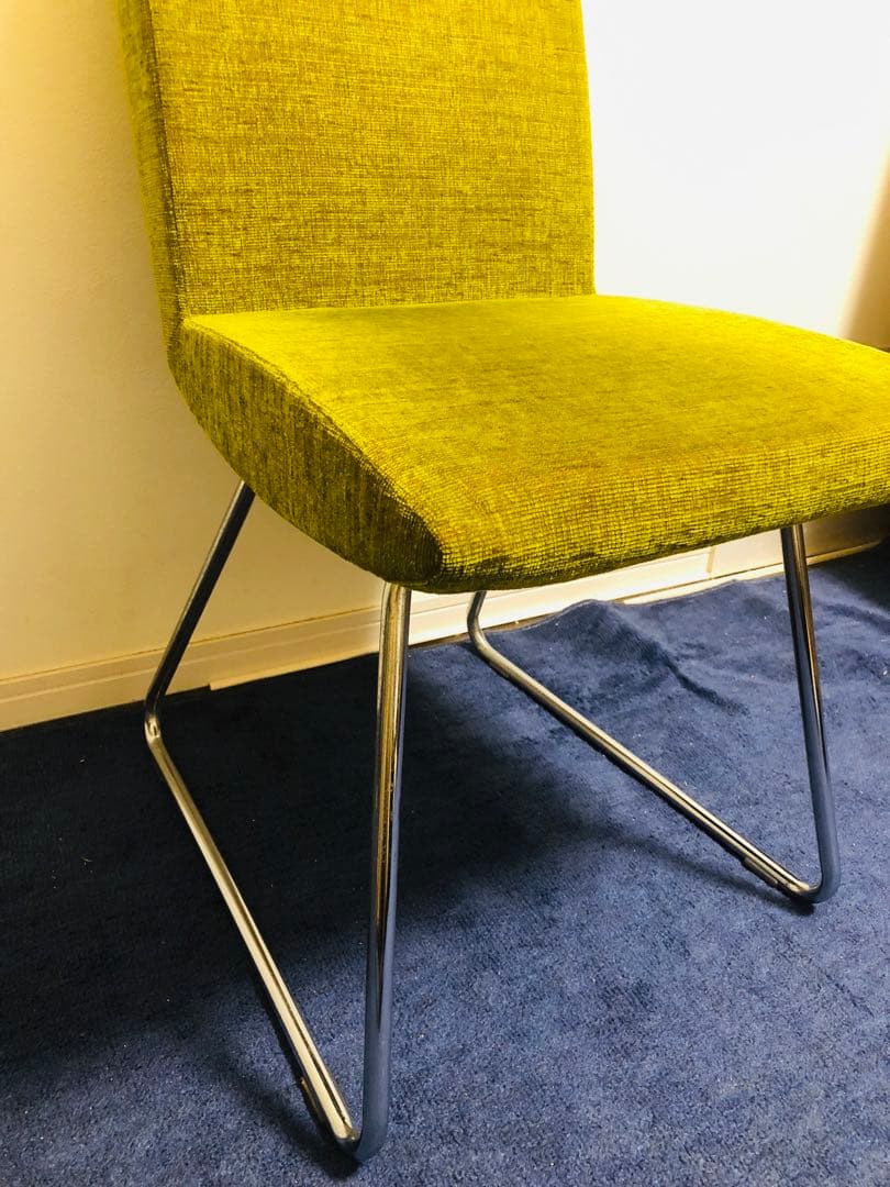 モデルルーム展示品　お洒落椅子　黄緑色の布製ダイニングチェア