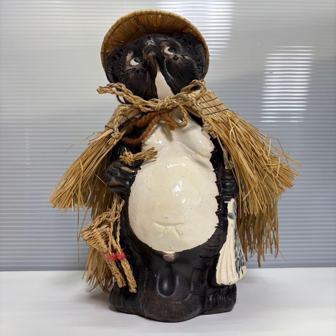 信楽焼？ たぬき タヌキ 狸 置物 焼物 傘 蓑 藁草履 30cm