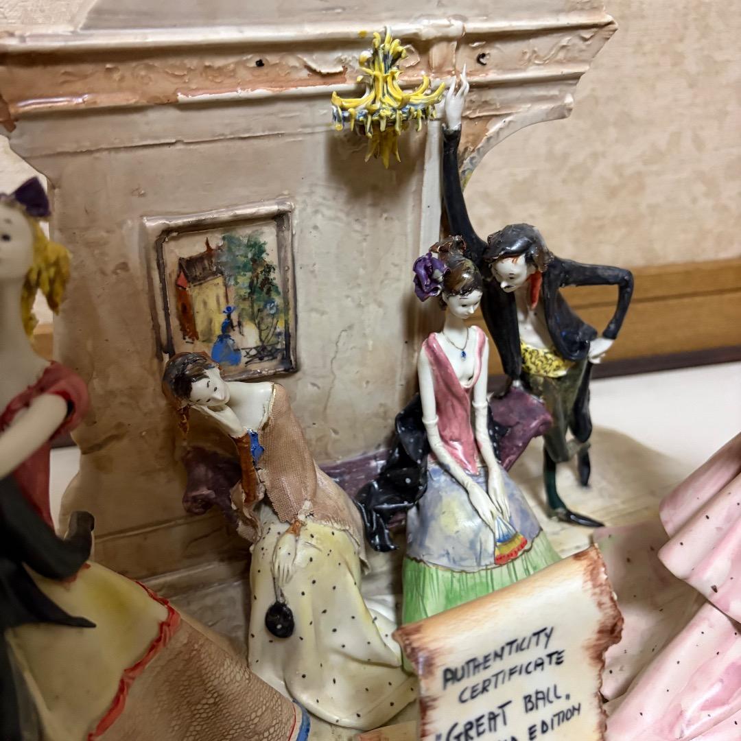 La Scuola 陶器製人形群像 世界30体限定 ガラスケース付き 「T1」