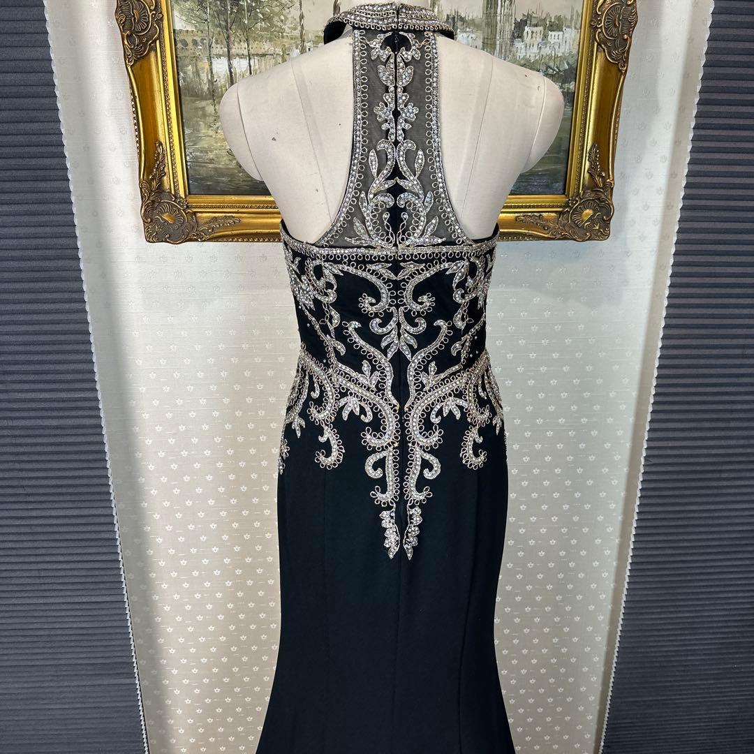 エレガントなブラックハイネックドレス