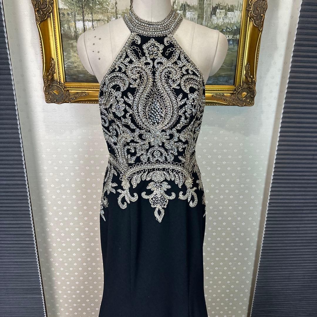 エレガントなブラックハイネックドレス