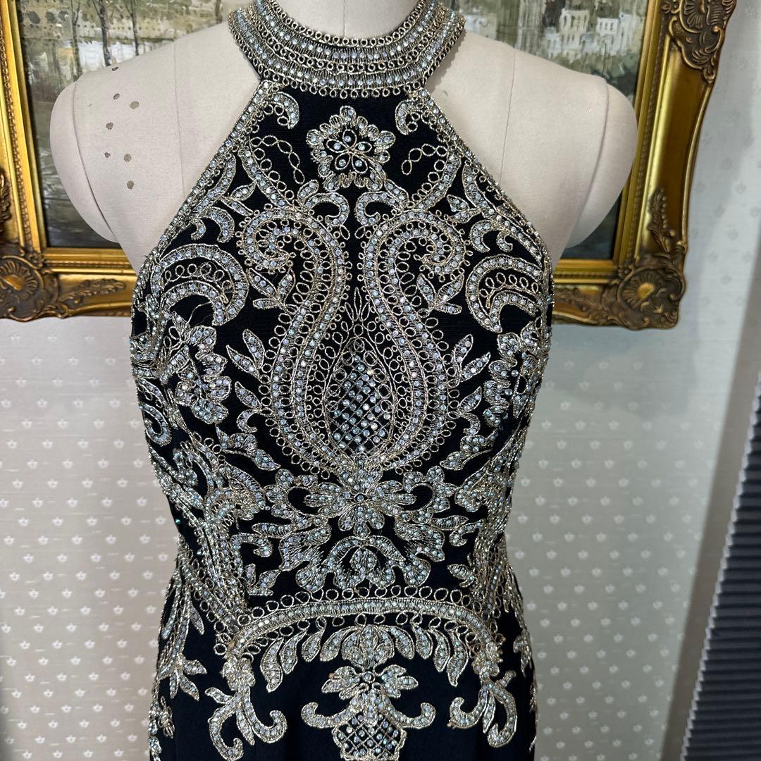 エレガントなブラックハイネックドレス