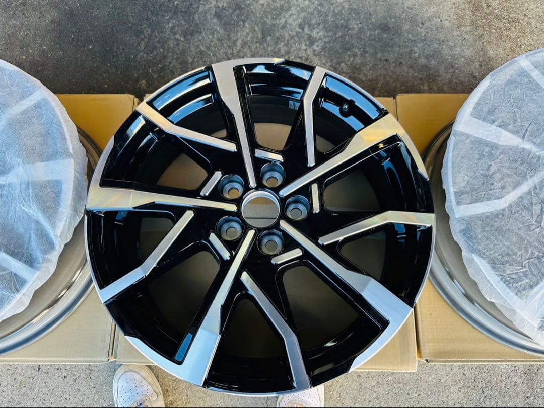 1箇所小傷あり　60 プリウス PHEV 純正ホイール19インチ4本　新車外し