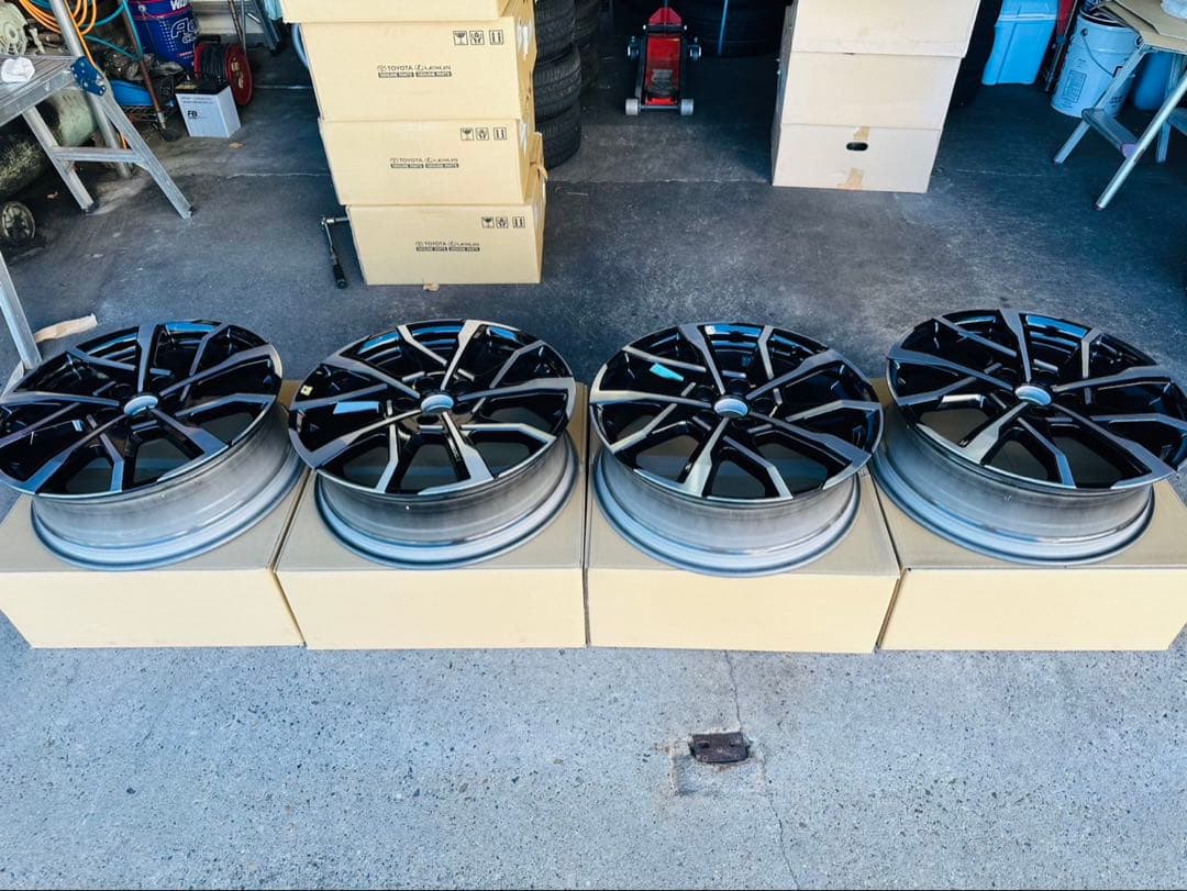 1箇所小傷あり　60 プリウス PHEV 純正ホイール19インチ4本　新車外し