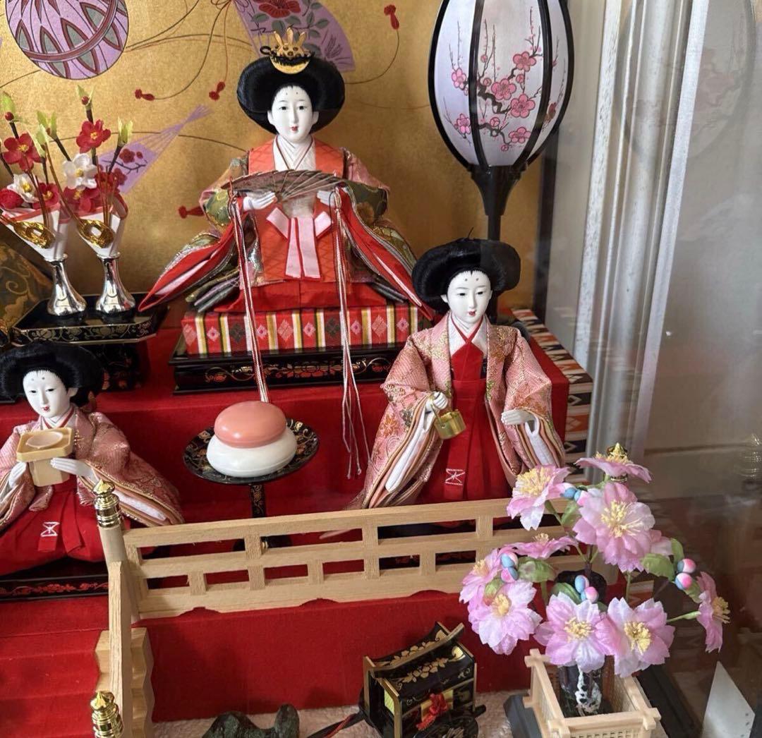 雛人形 ガラスケース入り 伝統的デザイン漆芸 本金蒔絵 三段飾り オルゴール