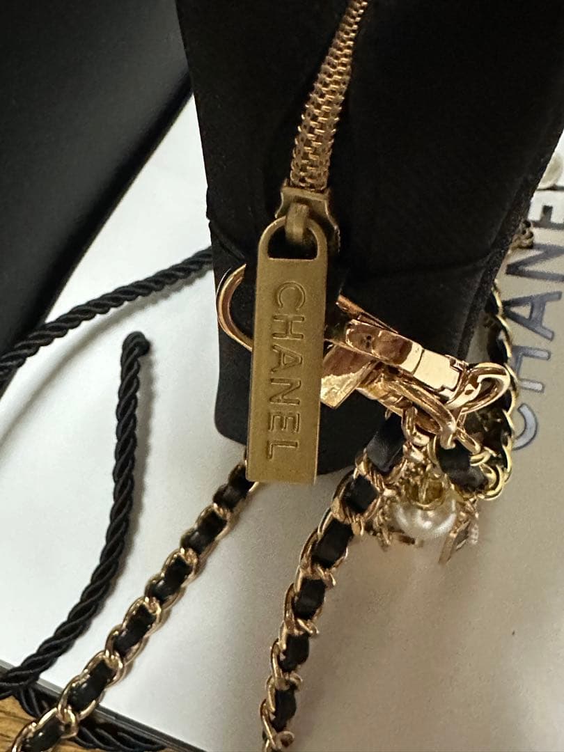 CHANEL ブラック チャーム付きショルダーバッグ