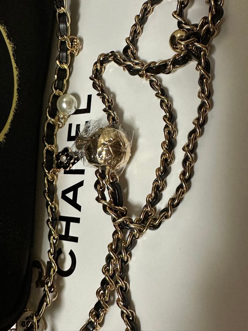 CHANEL ブラック チャーム付きショルダーバッグ