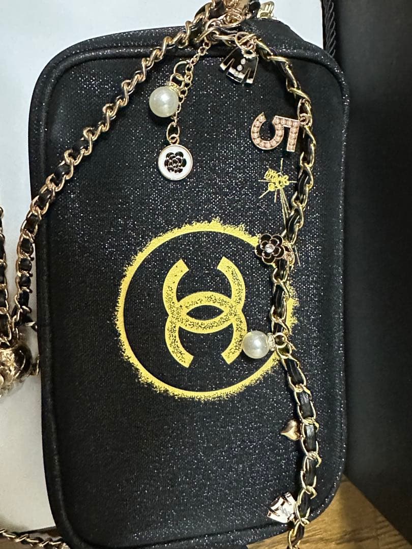CHANEL ブラック チャーム付きショルダーバッグ