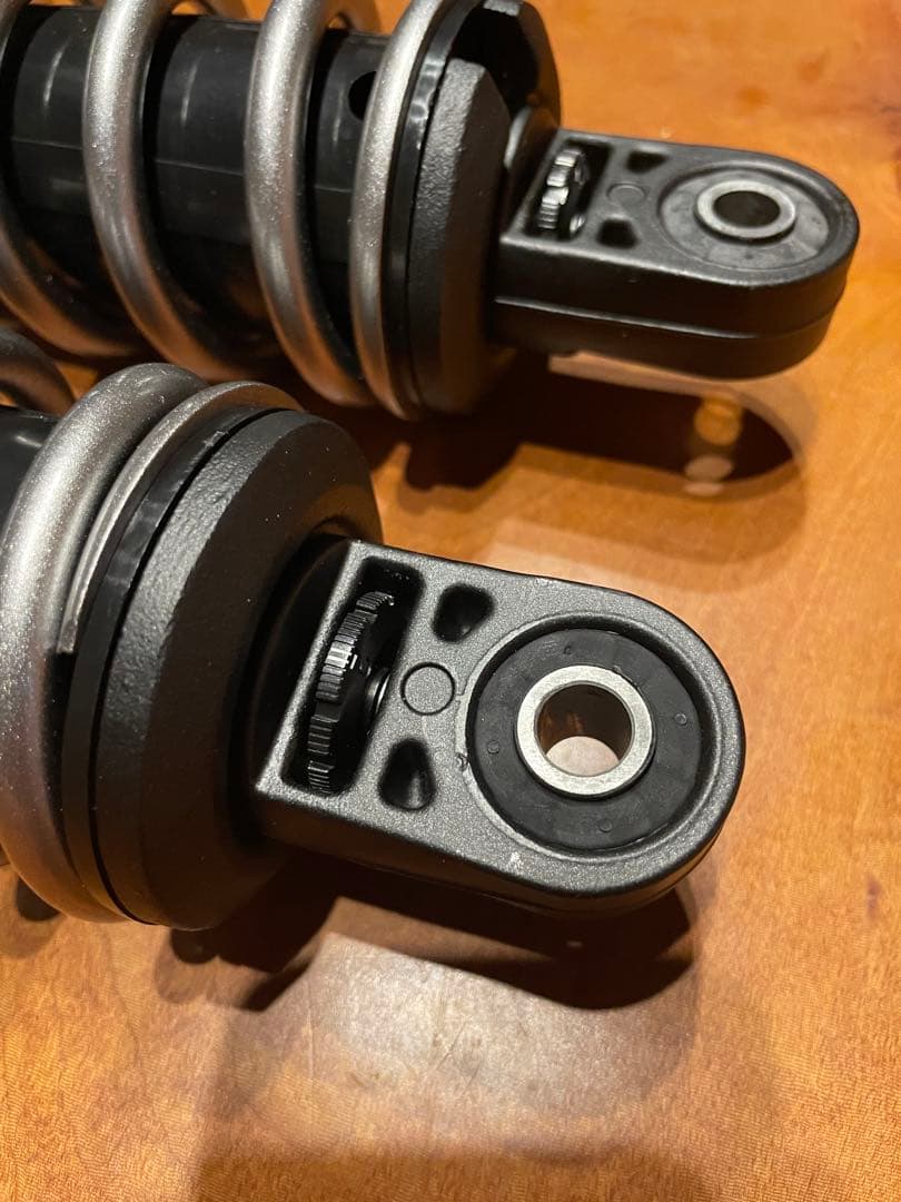 KYB カヤバ製　リアサスセット　新品