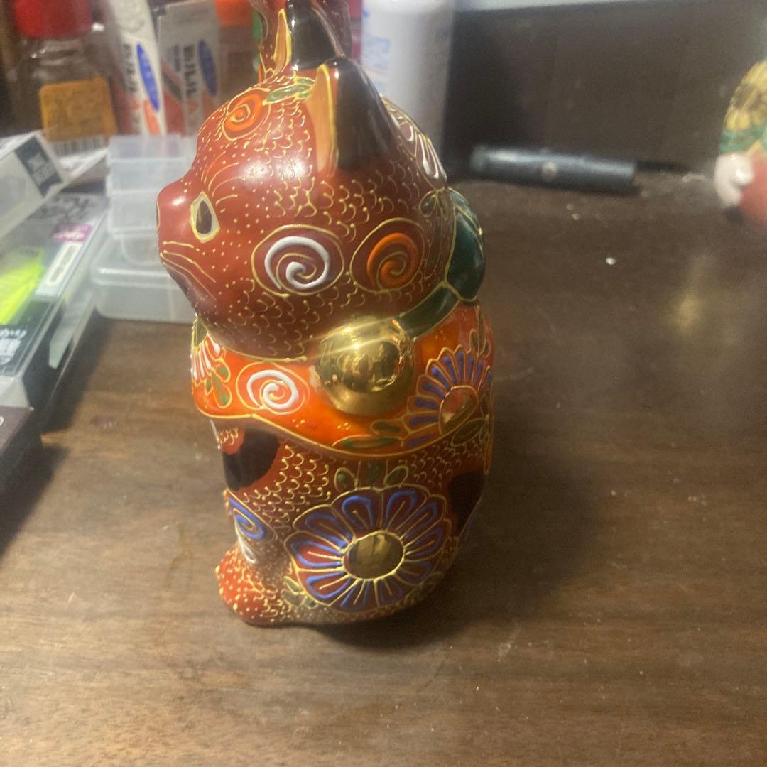 九谷焼　招き猫 赤地 右手　花柄