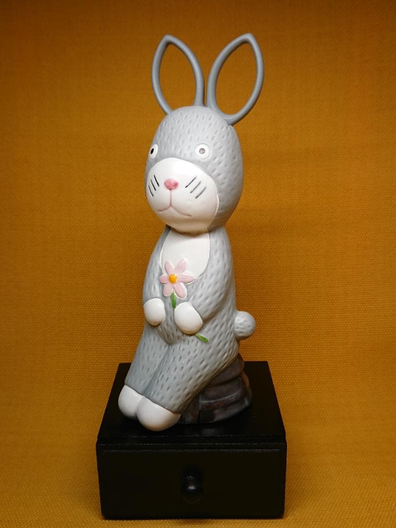 【美品】人形　兎　小物入れ　陶器　置物　インテリア　工芸品　美術品　A1076