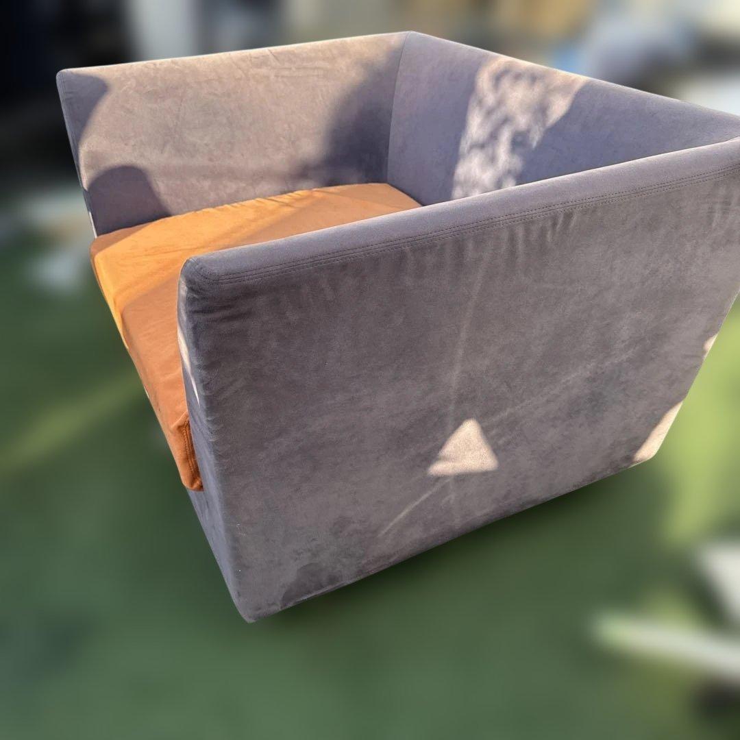 グレーの1人掛けソファ オレンジクッション付き Arflex