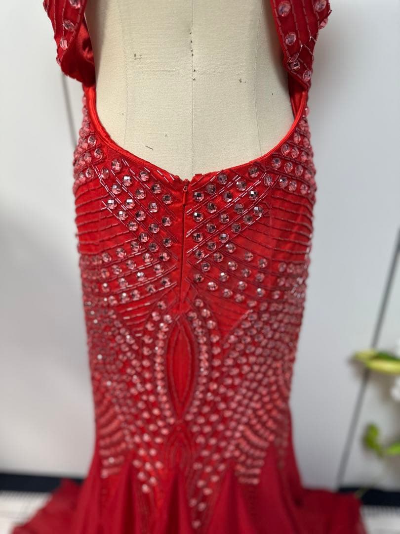 ビーズ装飾赤ハイネックドレス