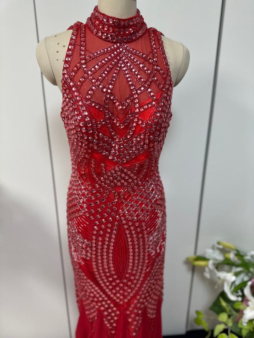 ビーズ装飾赤ハイネックドレス