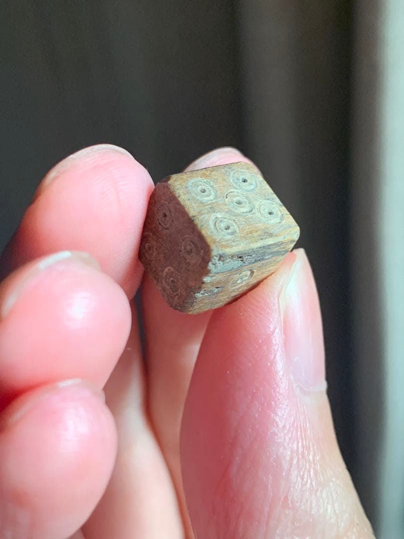 世界最古の六面体サイコロ　ダイス　紀元前600年頃　根付　古銭　出土　石器　土器