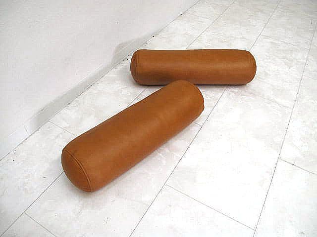 展示品　ドリームベッド 本革ボルスタークッション 2個セット 　レザークッション