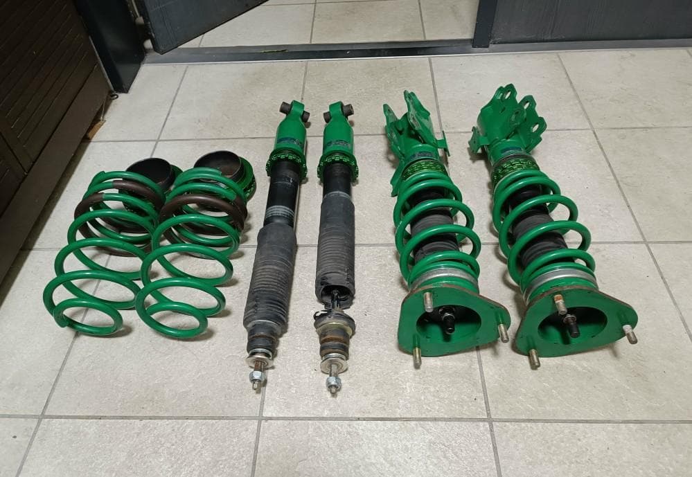 プリウスZVW30/35 フルタップ式車高調TEIN