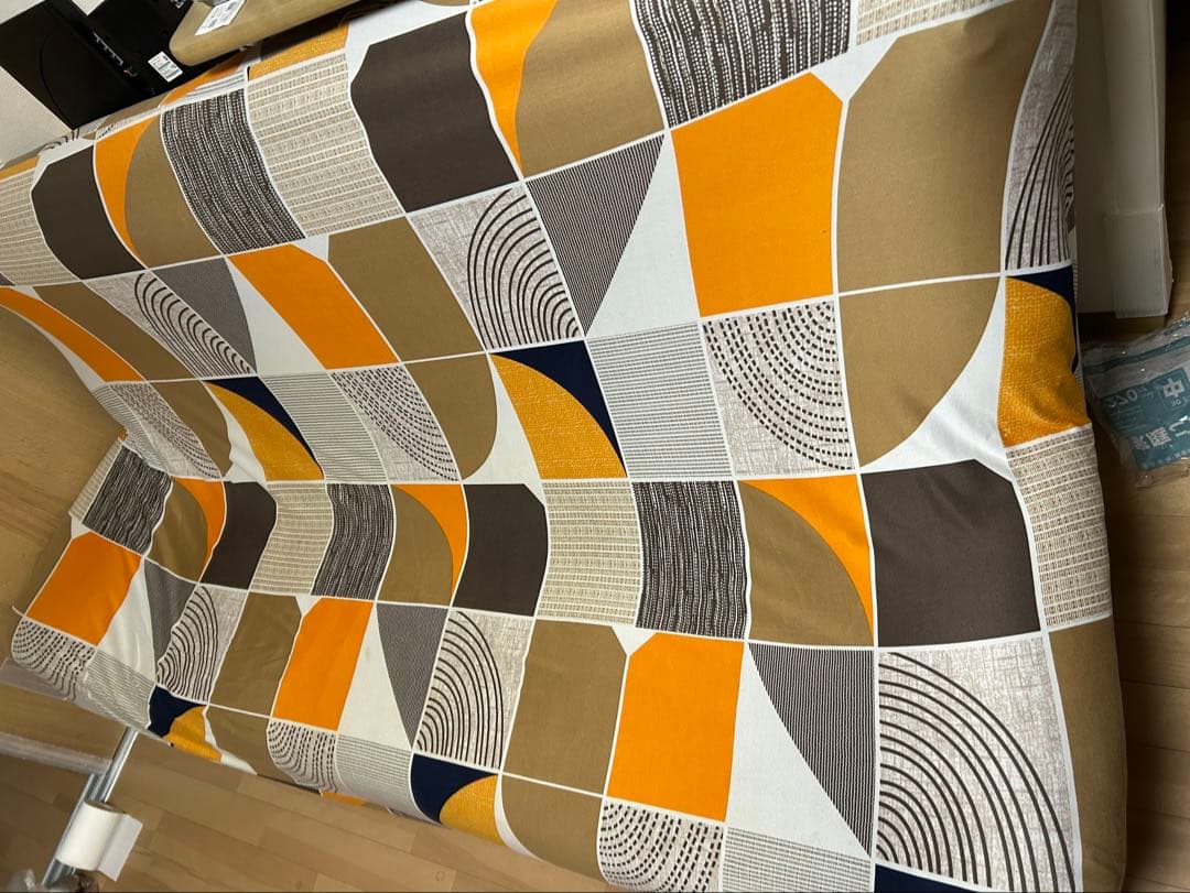 黒のソファ 幾何学模様カバー・クッション付き