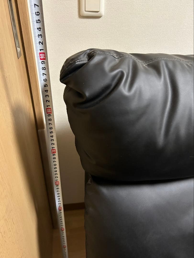 黒のソファ 幾何学模様カバー・クッション付き