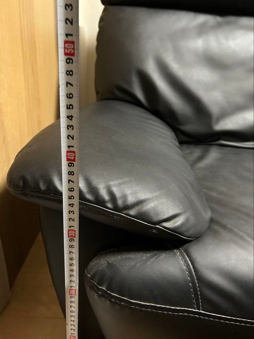 黒のソファ 幾何学模様カバー・クッション付き