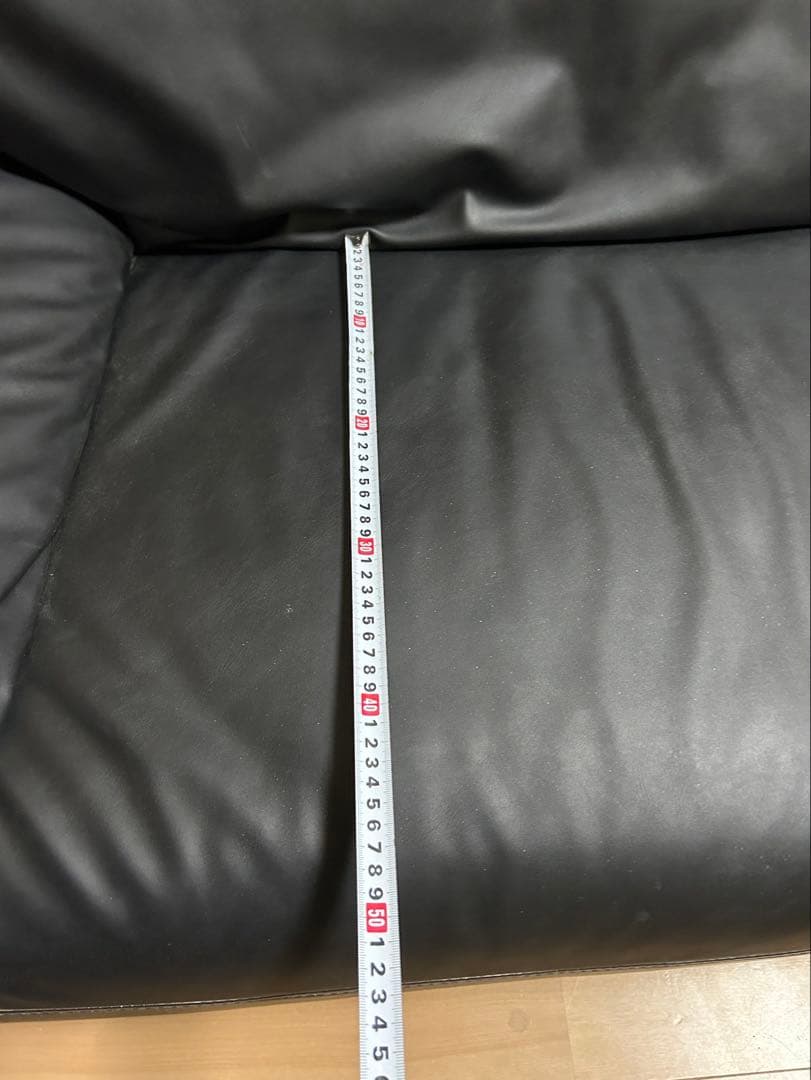 黒のソファ 幾何学模様カバー・クッション付き