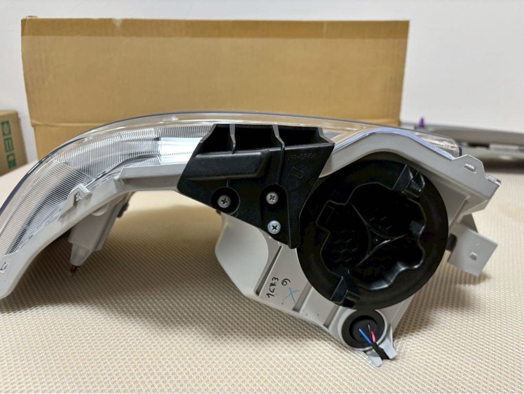 トヨタ ハイエースワゴン 8型 純正LEDヘッドライト 左右セット