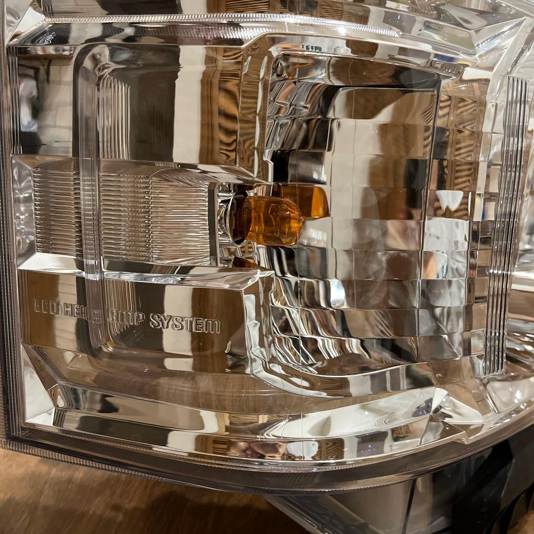 トヨタ ハイエースワゴン 8型 純正LEDヘッドライト 左右セット