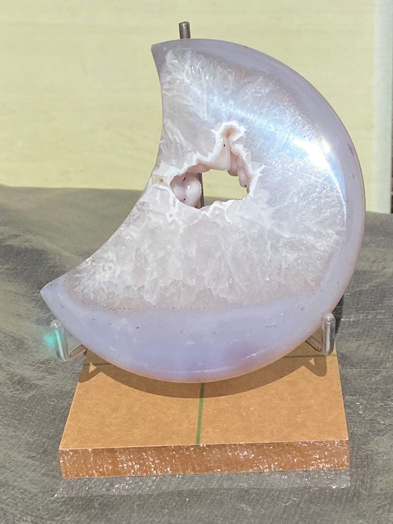 【健康・長寿・子宝】 瑪瑙⭐️月⭐️白シュガー⭐️トルマリン共生⭐️台座付き N111