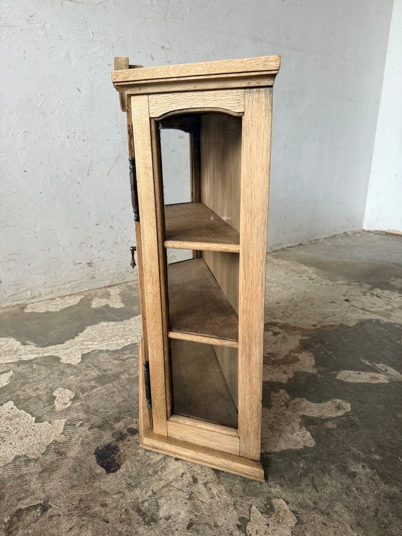 ビンテージ ウォールガラスキャビネット 剥離