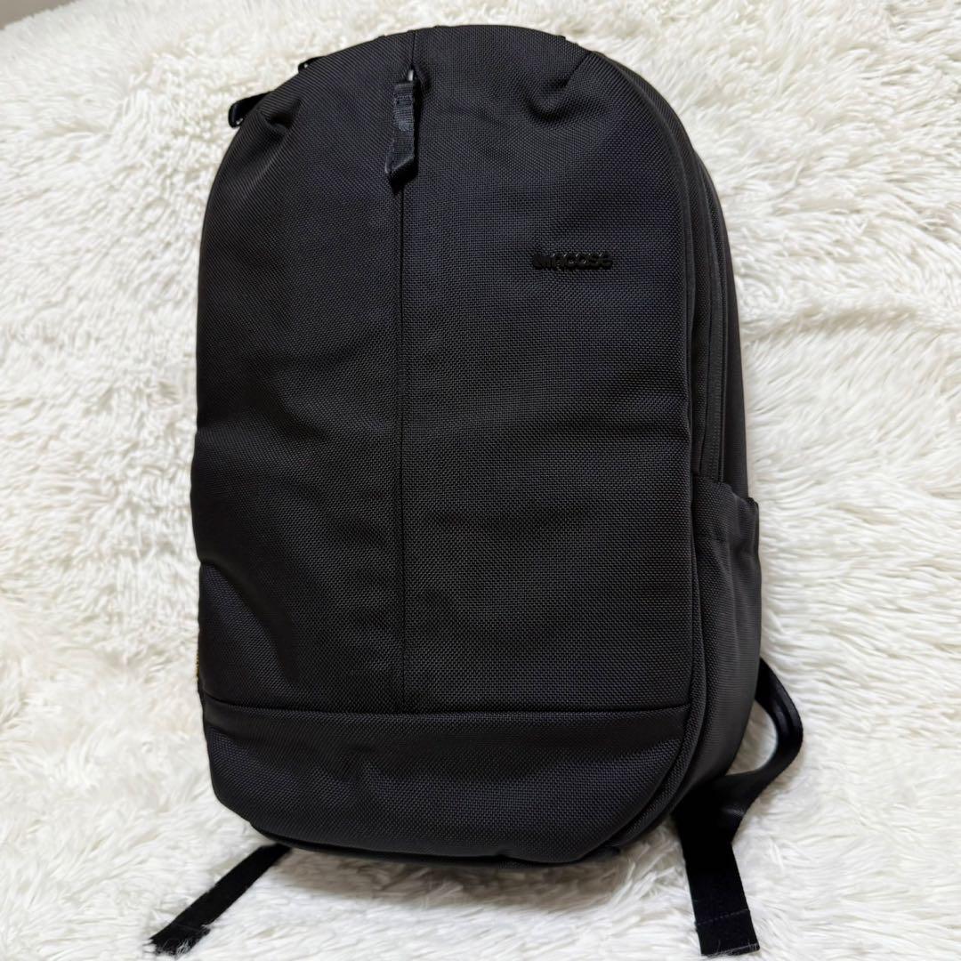 美品 Incase Tracks Backpack 18L -Black-